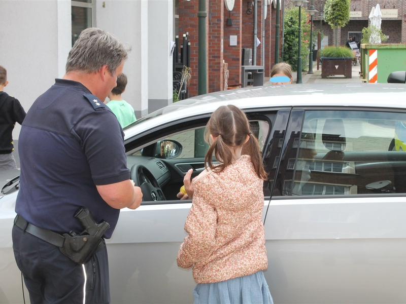 POL-KLE: Kevelaer - Wenig Denkzettel, einige Zitronen / Schulkinder weisen auf Tempo-30 hin - Foto: presseportal.de