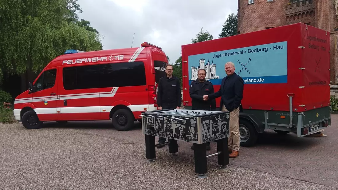 FW-KLE: Stiftung Schloss Moyland schenkt Jugendfeuerwehr Bedburg-Hau Tischkicker zur Förderung der Kameradschaft - Bild: presseportal.de