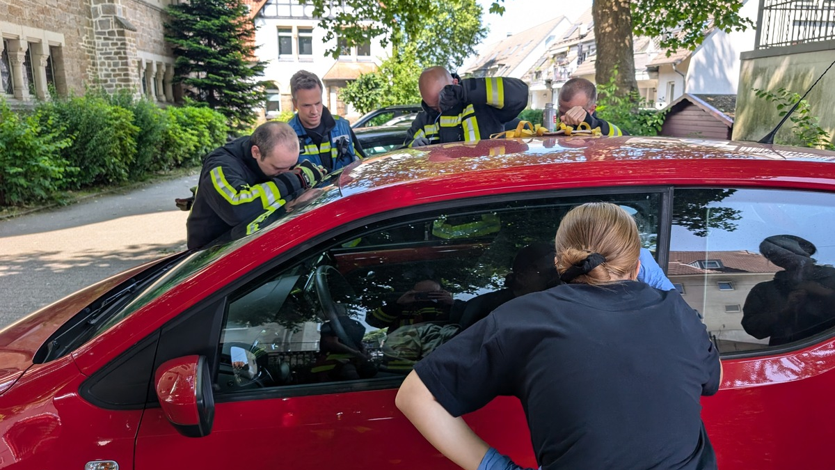 FW-BO: Kind in PKW eingeschlossen - erfolgreiche Rettung zusammen mit Vierjähriger - Foto: presseportal.de