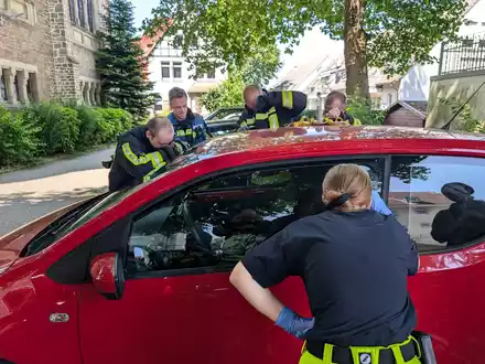 FW-BO: Kind in PKW eingeschlossen - erfolgreiche Rettung zusammen mit Vierjähriger - Foto: presseportal.de