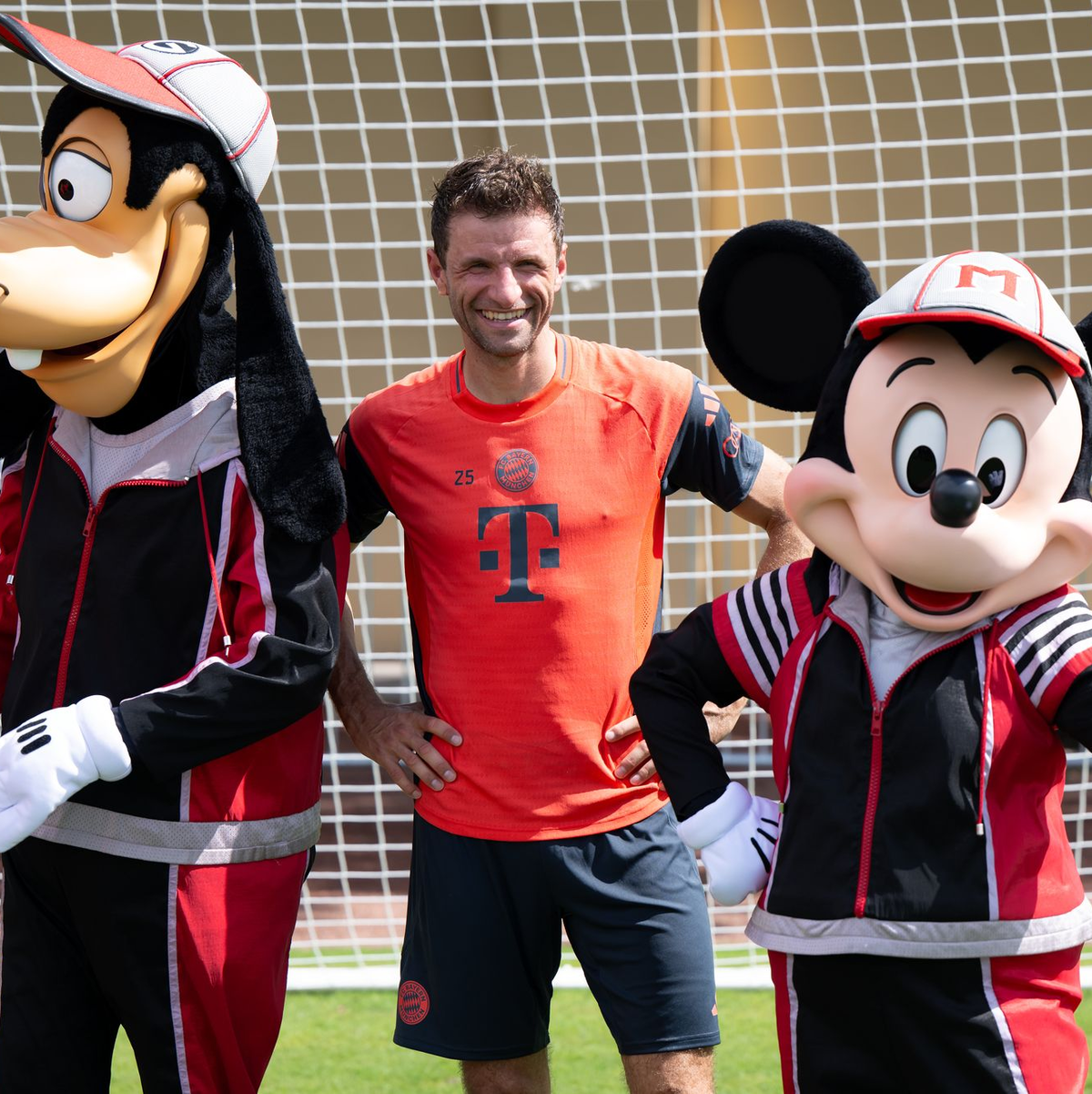 Thomas Müller, hier in Orlando mit Micky Maus, ist nach der Club-WM weg. - Foto: Sven Hoppe/dpa