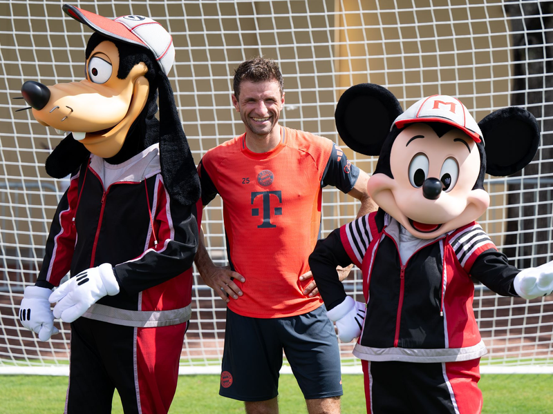 Thomas Müller, hier in Orlando mit Micky Maus, ist nach der Club-WM weg. - Foto: Sven Hoppe/dpa