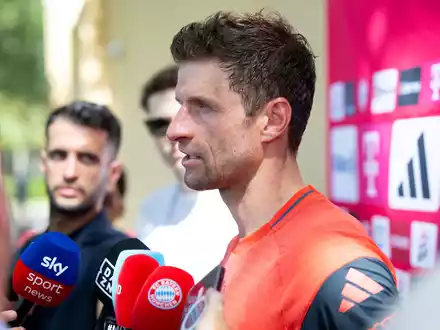 Thomas Müller präpariert sich für sein letztes (?) Bayern-Spiel. Rechts Joshua Kimmich. - Foto: Sven Hoppe/dpa
