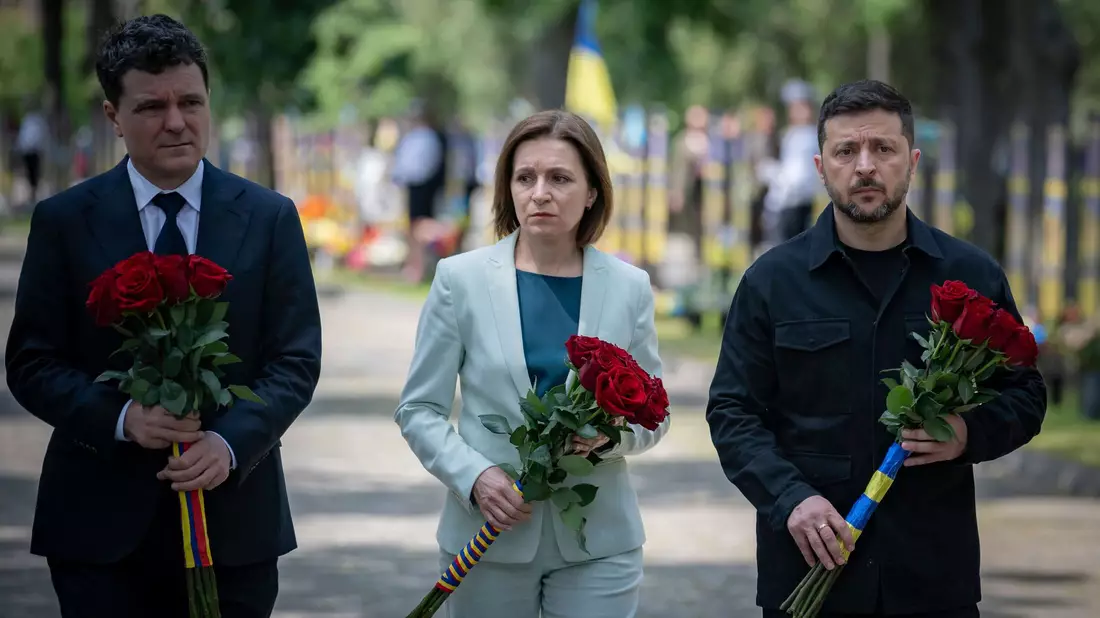 Staats- und Regierungschefs aus Südosteuropa legten in Odessa Blumen für gefallene ukrainische Soldaten nieder.  - Bild: Uncredited/Presidential Press Service/AP/dpa