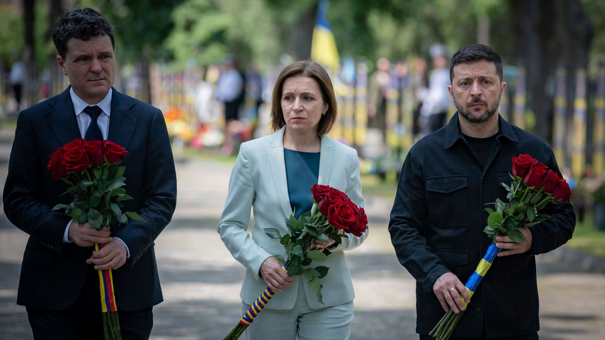 Staats- und Regierungschefs aus Südosteuropa legten in Odessa Blumen für gefallene ukrainische Soldaten nieder.  - Foto: Uncredited/Presidential Press Service/AP/dpa