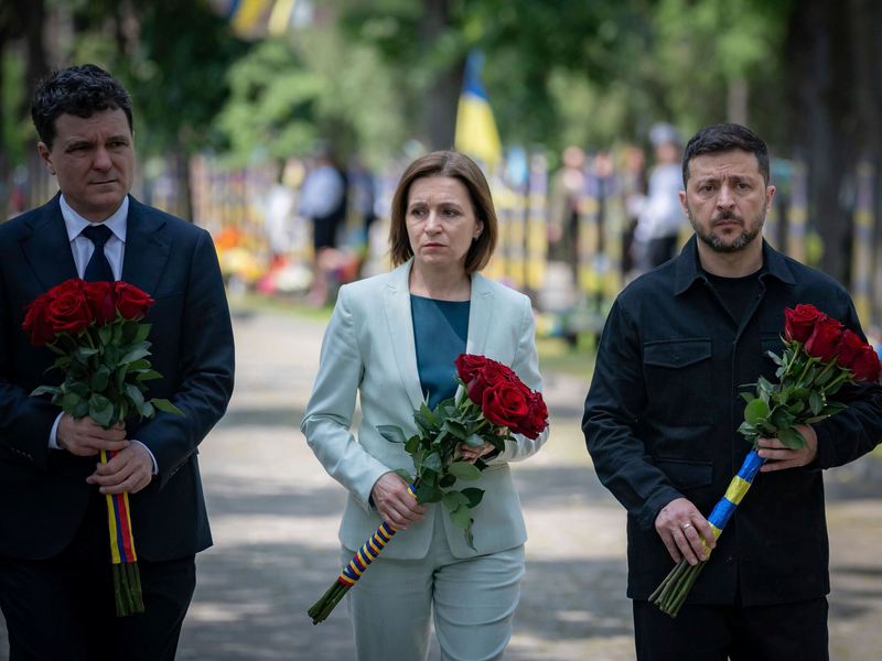 Staats- und Regierungschefs aus Südosteuropa legten in Odessa Blumen für gefallene ukrainische Soldaten nieder.  - Foto: Uncredited/Presidential Press Service/AP/dpa