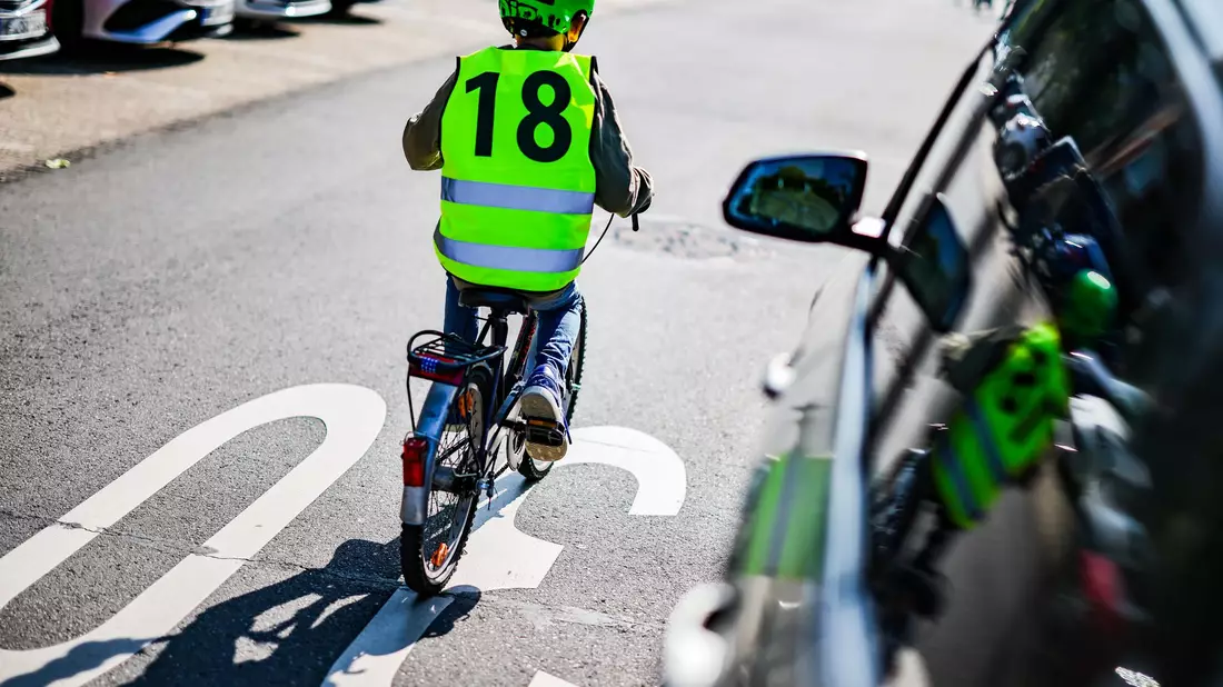 Laut Studie erschweren hohe Motorhauben die Sicht vor allem auf kleinere Menschen, wie Kinder, die sich vor dem Auto befinden. (Archivbild) - Bild: Christoph Reichwein/dpa