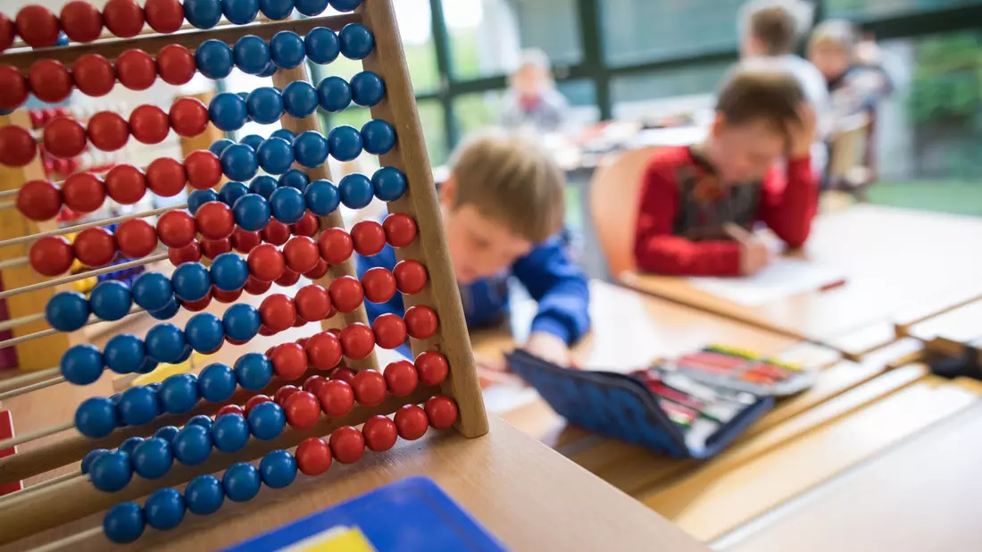 Schon nach vier Monaten schneiden Jungen demnach in Mathe etwas besser ab als Mädchen. (Archivbild) - Bild: Frank Rumpenhorst/dpa
