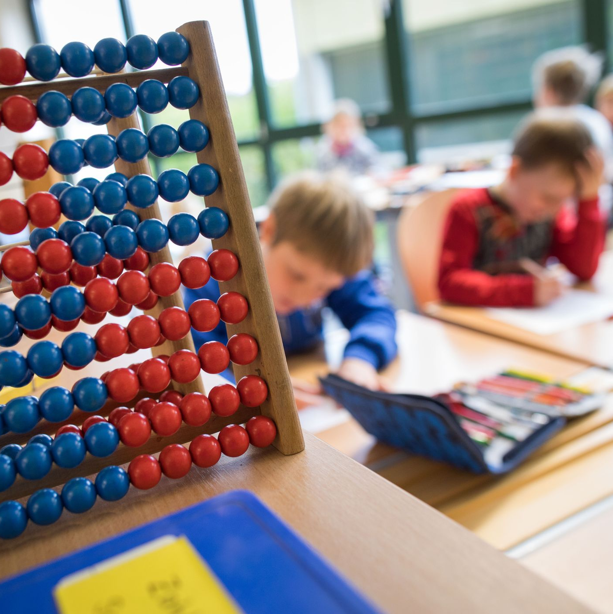 Schon nach vier Monaten schneiden Jungen demnach in Mathe etwas besser ab als Mädchen. (Archivbild) - Foto: Frank Rumpenhorst/dpa
