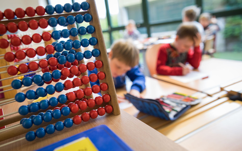 Schon nach vier Monaten schneiden Jungen demnach in Mathe etwas besser ab als Mädchen. (Archivbild) - Foto: Frank Rumpenhorst/dpa Schon nach vier Monaten schneiden Jungen demnach in Mathe etwas besser ab als Mädchen. (Archivbild) - Foto: Frank Rumpenhorst/dpa