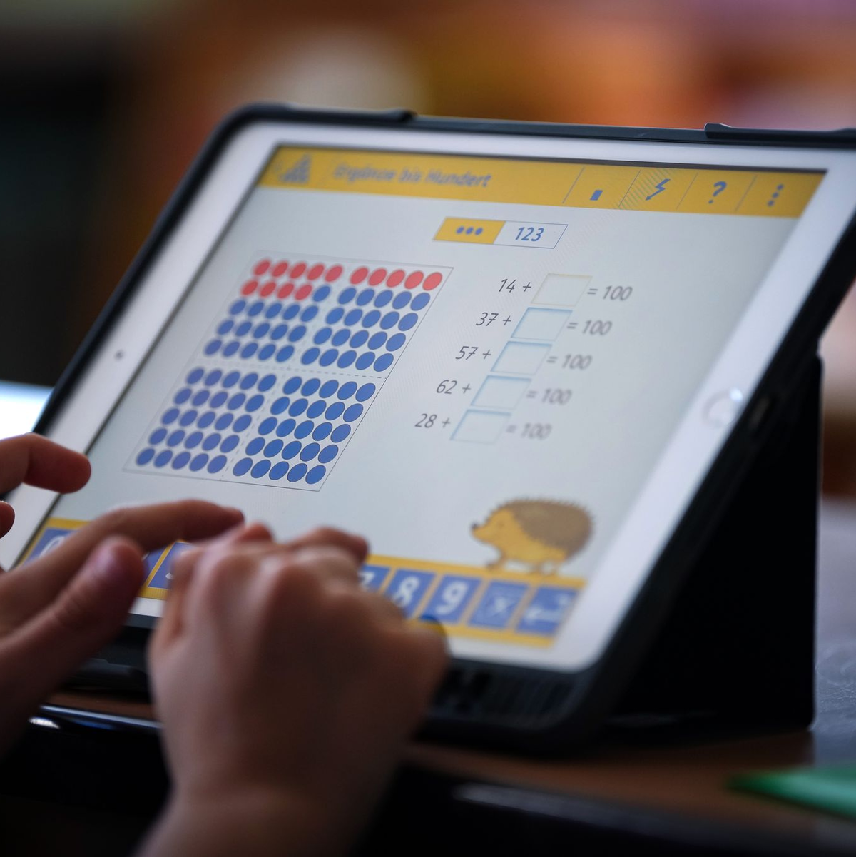 Auch die Eltern sind bei der Entwicklung der Matheleistung wichtig. (Archivbild)  - Foto: Soeren Stache/dpa