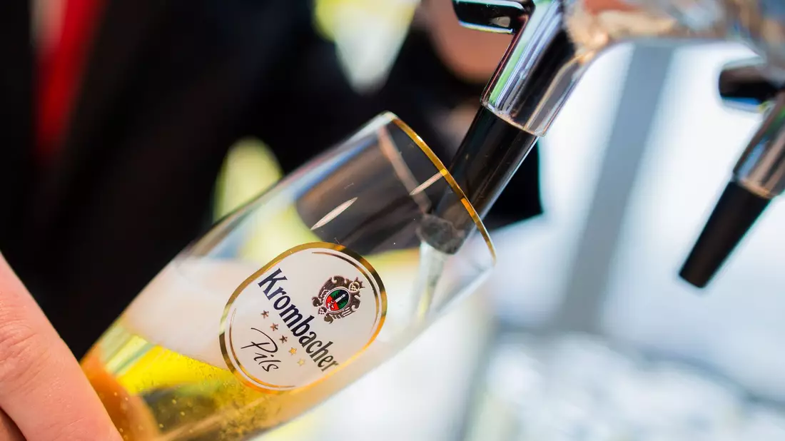 Fassbier wird für Großkunden von Krombacher zum Herbst hin teurer. (Archivbild) - Bild: Rolf Vennenbernd/dpa
