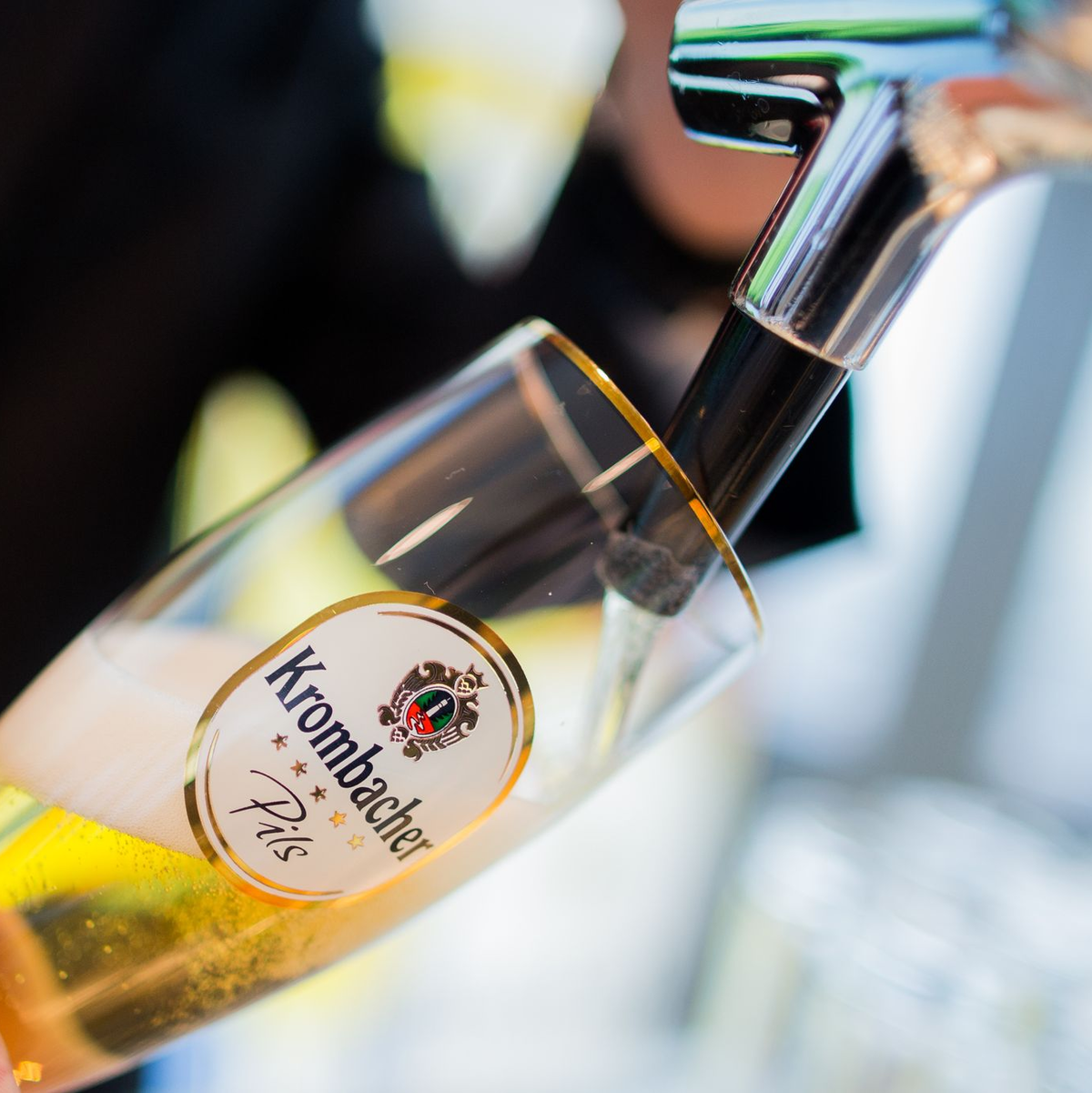 Fassbier wird für Großkunden von Krombacher zum Herbst hin teurer. (Archivbild) - Foto: Rolf Vennenbernd/dpa