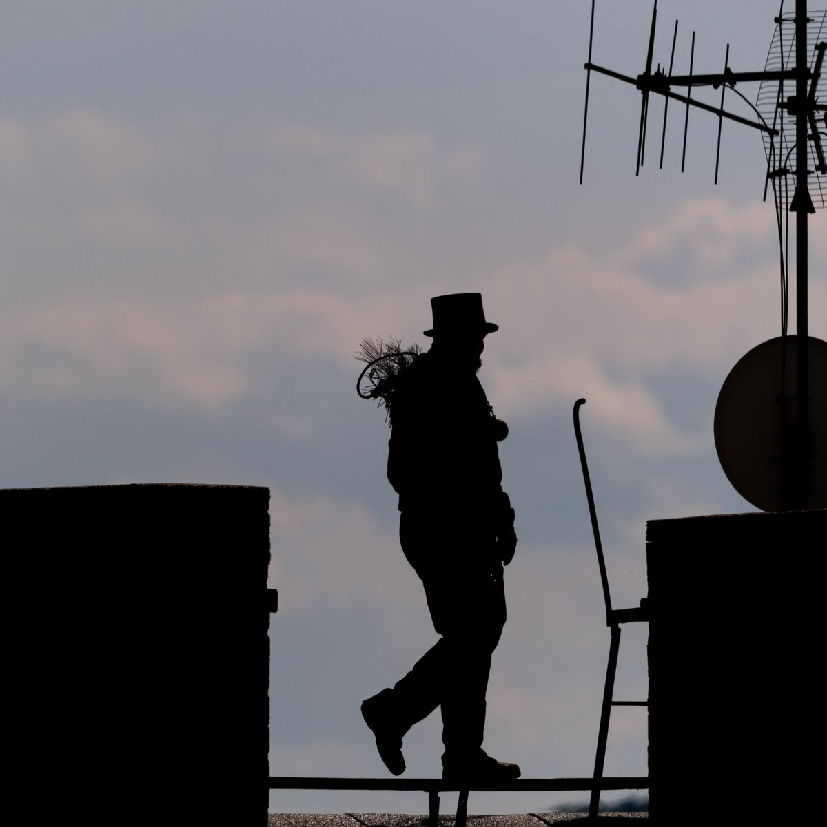 Schwindelfrei sollte man sein: Die Schornsteinfeger-Branche freut sich über besonders viele Auszubildende im vergangenen Jahr. (Archivbild) - Foto: Robert Michael/dpa-Zentralbild/dpa