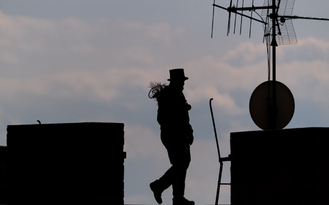 Schwindelfrei sollte man sein: Die Schornsteinfeger-Branche freut sich über besonders viele Auszubildende im vergangenen Jahr. (Archivbild) - Foto: Robert Michael/dpa-Zentralbild/dpa Schwindelfrei sollte man sein: Die Schornsteinfeger-Branche freut sich über besonders viele Auszubildende im vergangenen Jahr. (Archivbild) - Foto: Robert Michael/dpa-Zentralbild/dpa