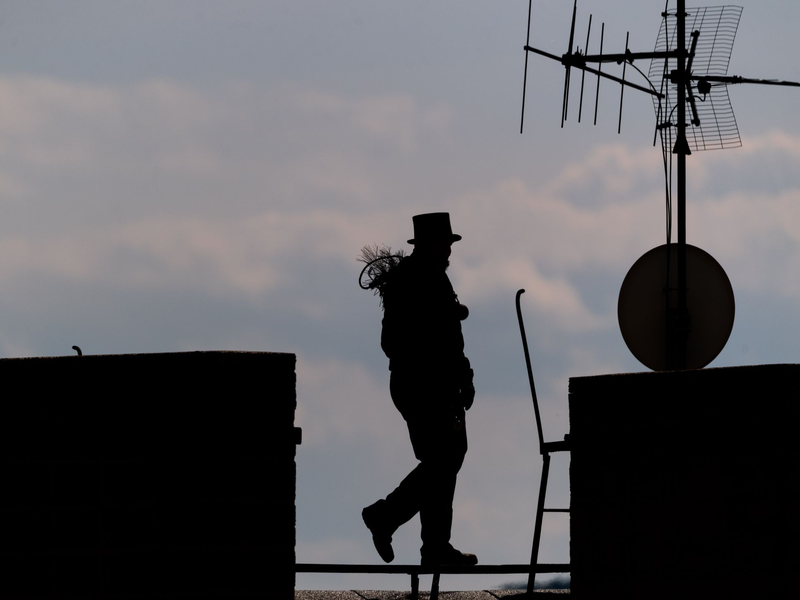 Schwindelfrei sollte man sein: Die Schornsteinfeger-Branche freut sich über besonders viele Auszubildende im vergangenen Jahr. (Archivbild) - Foto: Robert Michael/dpa-Zentralbild/dpa