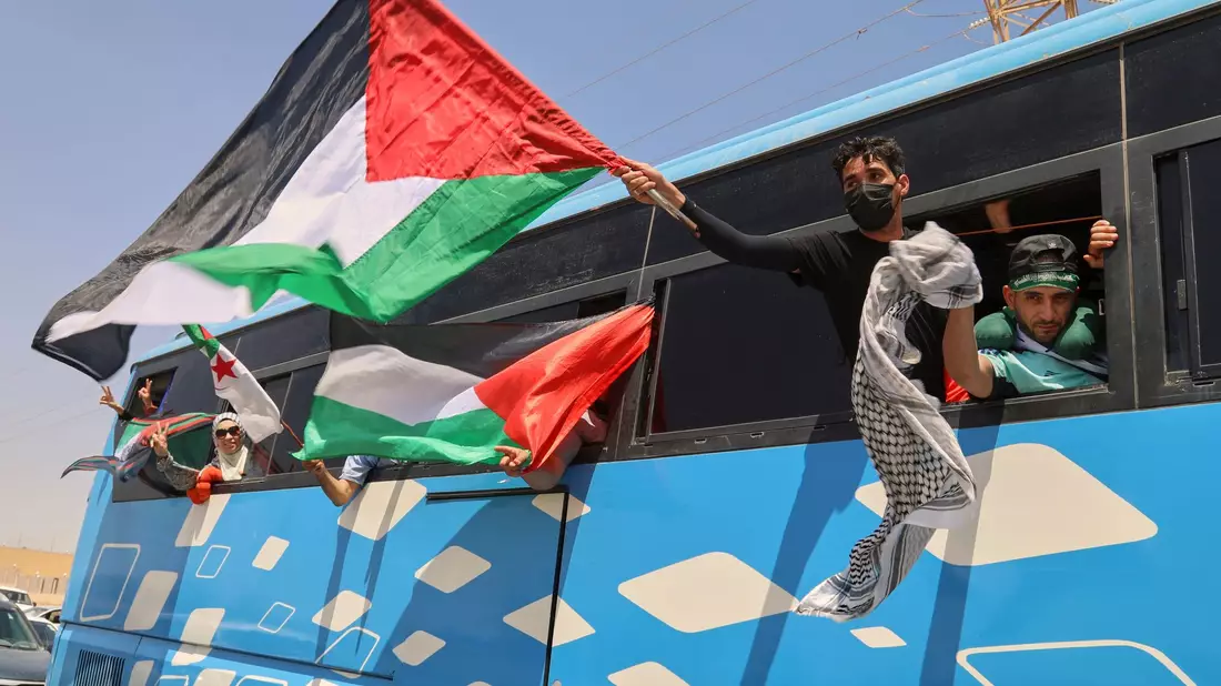 Aktivisten wollen am Grenzübergang Rafah gegen Israels Angriffe im Gazastreifen protestieren. - Bild: Yousef Murad/AP/dpa