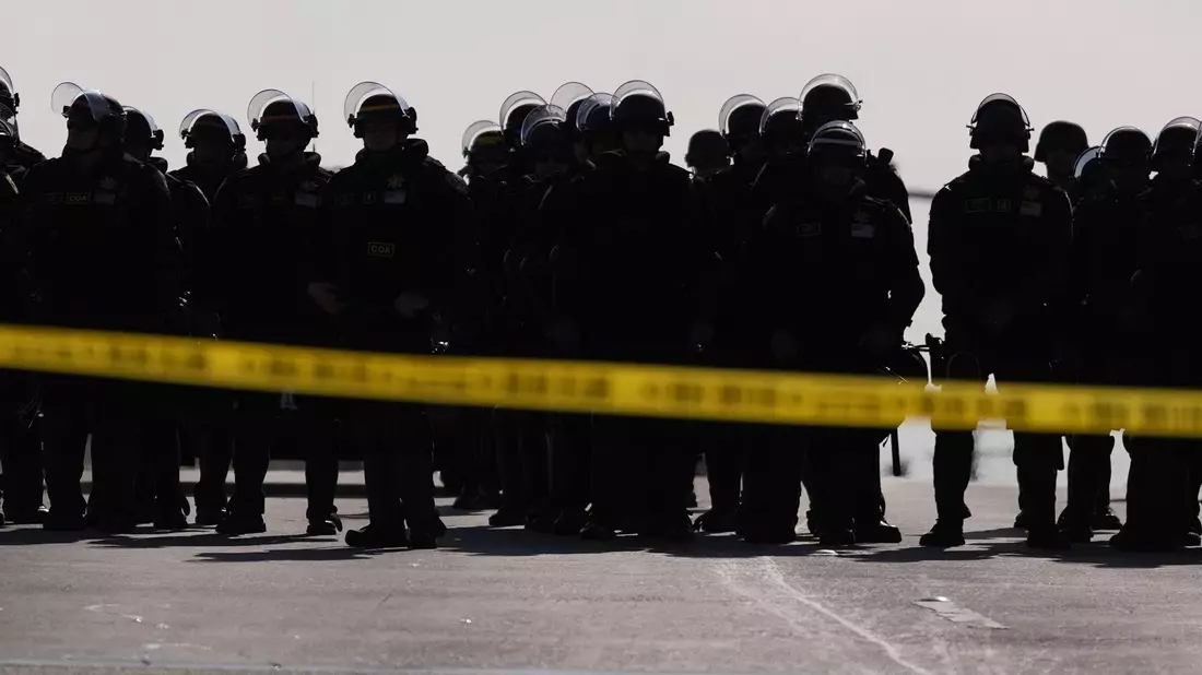 Seit Tagen laufen die Demonstrationen im Großraum Los Angeles - wie hier in Paramount. - Bild: Jae C. Hong/AP/dpa