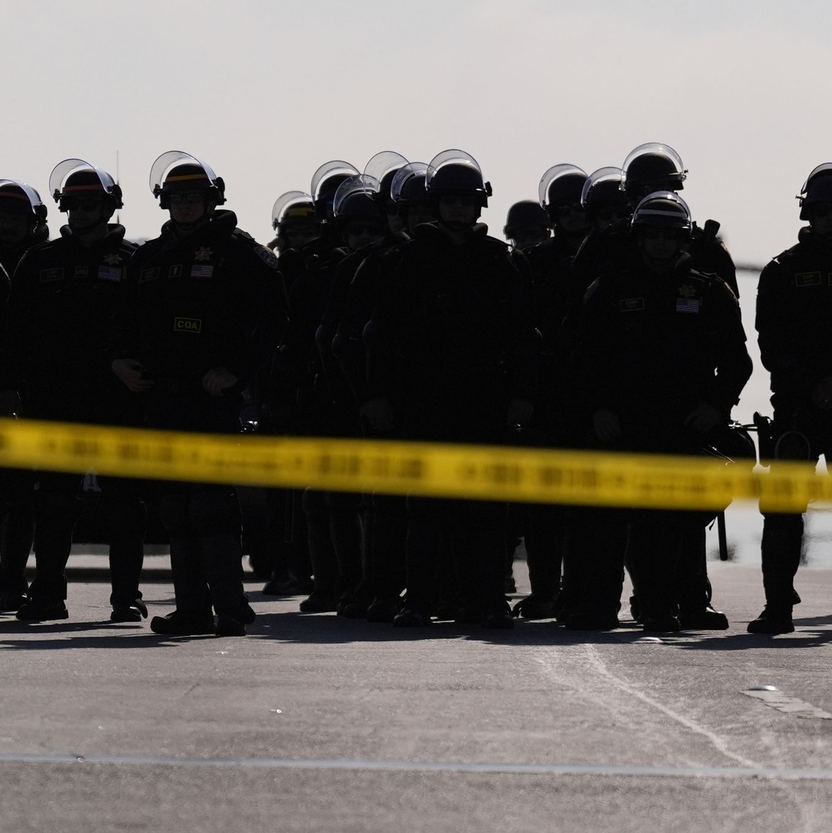 Seit Tagen laufen die Demonstrationen im Großraum Los Angeles - wie hier in Paramount. - Foto: Jae C. Hong/AP/dpa