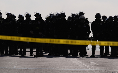 Seit Tagen laufen die Demonstrationen im Großraum Los Angeles - wie hier in Paramount. - Foto: Jae C. Hong/AP/dpa