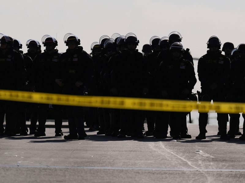 Seit Tagen laufen die Demonstrationen im Großraum Los Angeles - wie hier in Paramount. - Foto: Jae C. Hong/AP/dpa