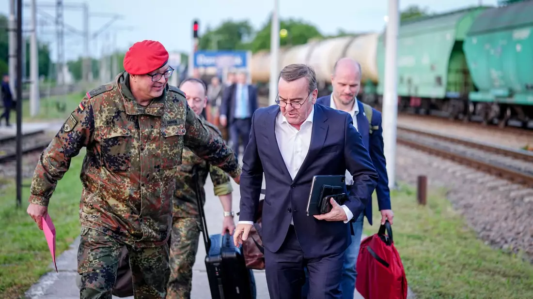 Pistorius traf am Morgen zu einem unangekündigten Besuch in Kiew ein. - Bild: Kay Nietfeld/dpa