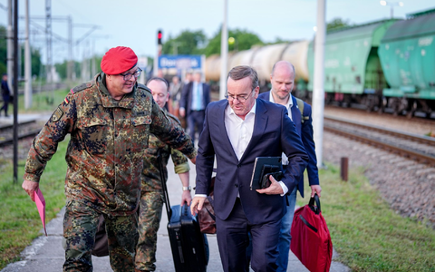 Pistorius ist in einem Nachtzug nach Kiew gereist. - Foto: Kay Nietfeld/dpa