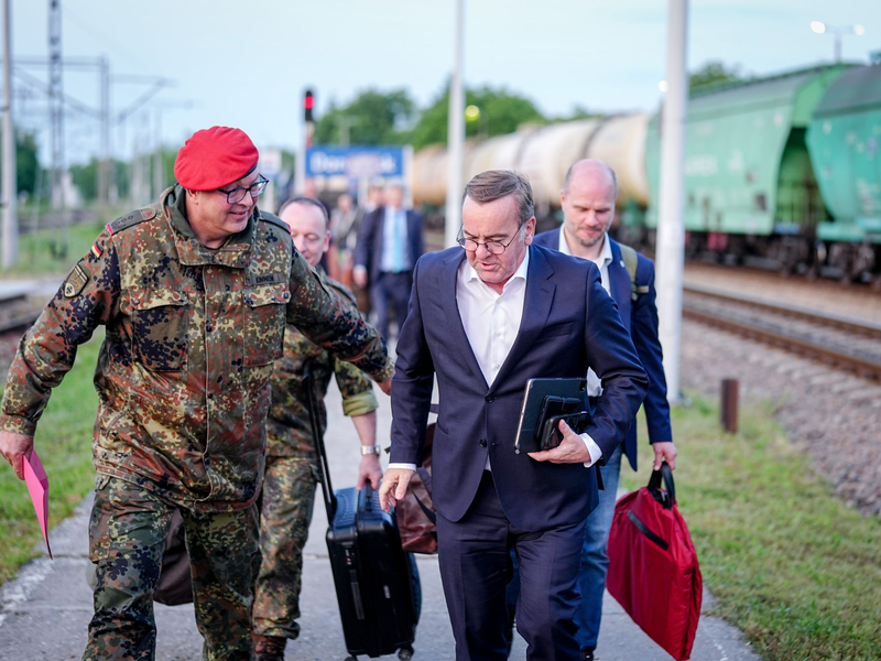 Pistorius ist in einem Nachtzug nach Kiew gereist. - Foto: Kay Nietfeld/dpa