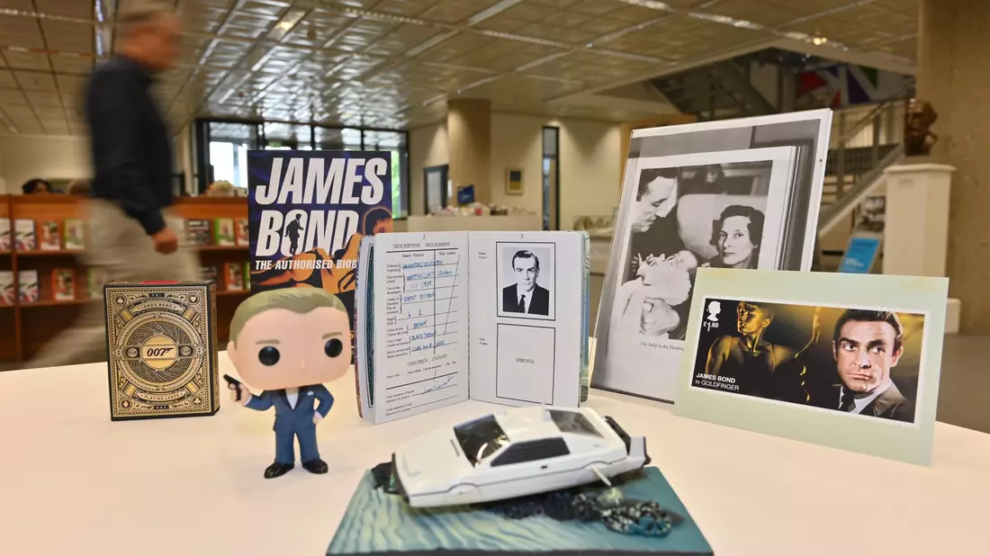 Im Stadtarchiv sind Exponate der Ausstellung «Liebesgrüße aus Wattenscheid» zu sehen - dazu zählt auch ein Replikat des Ausweises von James Bond, welches den Wattenscheider Geburtsort des Geheimagenten bescheinigt.  - Bild: -/Stadt Bochum/dpa