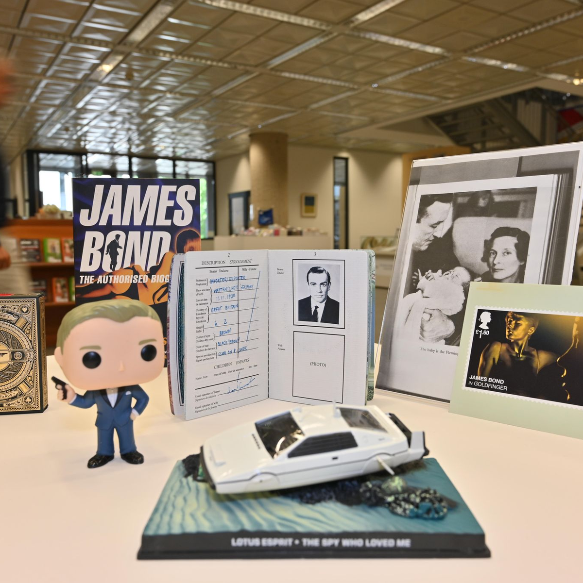 Im Stadtarchiv sind Exponate der Ausstellung «Liebesgrüße aus Wattenscheid» zu sehen - dazu zählt auch ein Replikat des Ausweises von James Bond, welches den Wattenscheider Geburtsort des Geheimagenten bescheinigt.  - Foto: -/Stadt Bochum/dpa