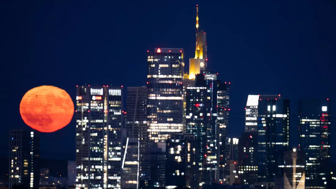 In Frankfurt reihte sich der Erdbeermond in die Skyline ein. - Bild: Boris Roessler/dpa