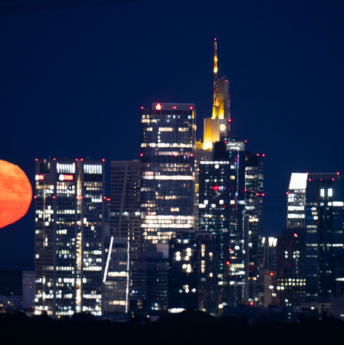 In Frankfurt reihte sich der Erdbeermond in die Skyline ein. - Foto: Boris Roessler/dpa
