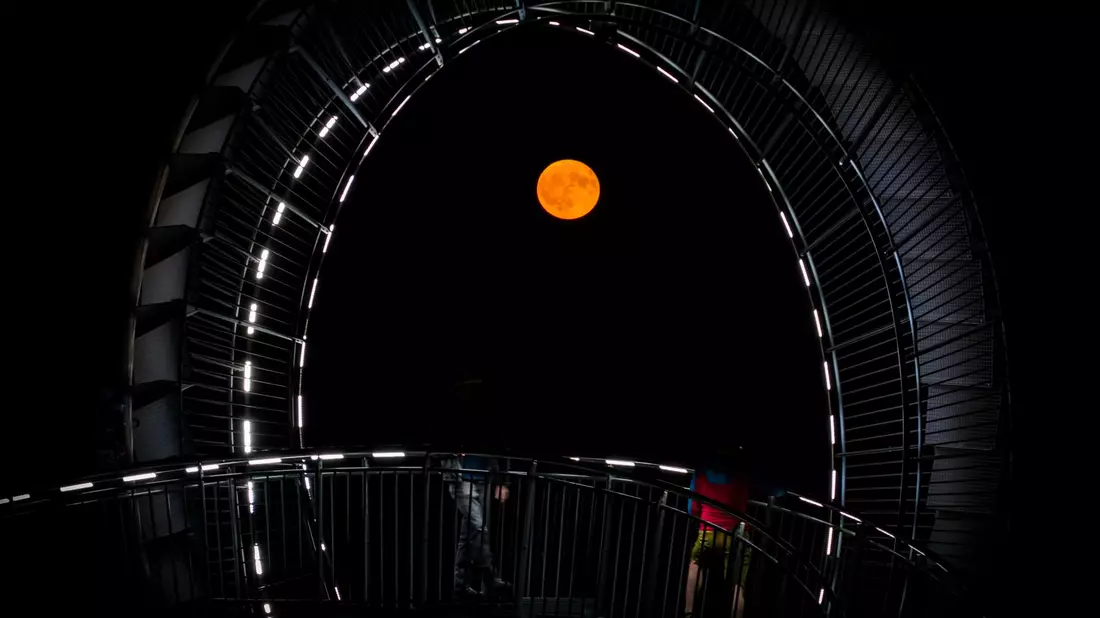 Wie hier in Duisburg sorgte der Erdbeermond vielerorts für schöne Aussichten. - Bild: Christoph Reichwein/dpa