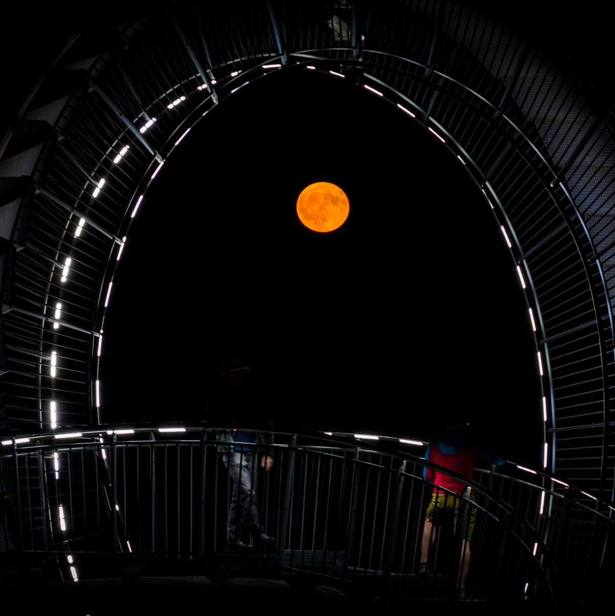 Wie hier in Duisburg sorgte der Erdbeermond vielerorts für schöne Aussichten. - Foto: Christoph Reichwein/dpa