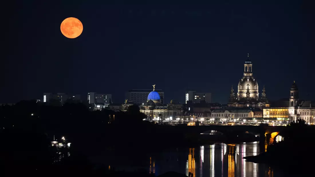 Der Erdbeermond über Dresden - Bild: Sebastian Kahnert/dpa