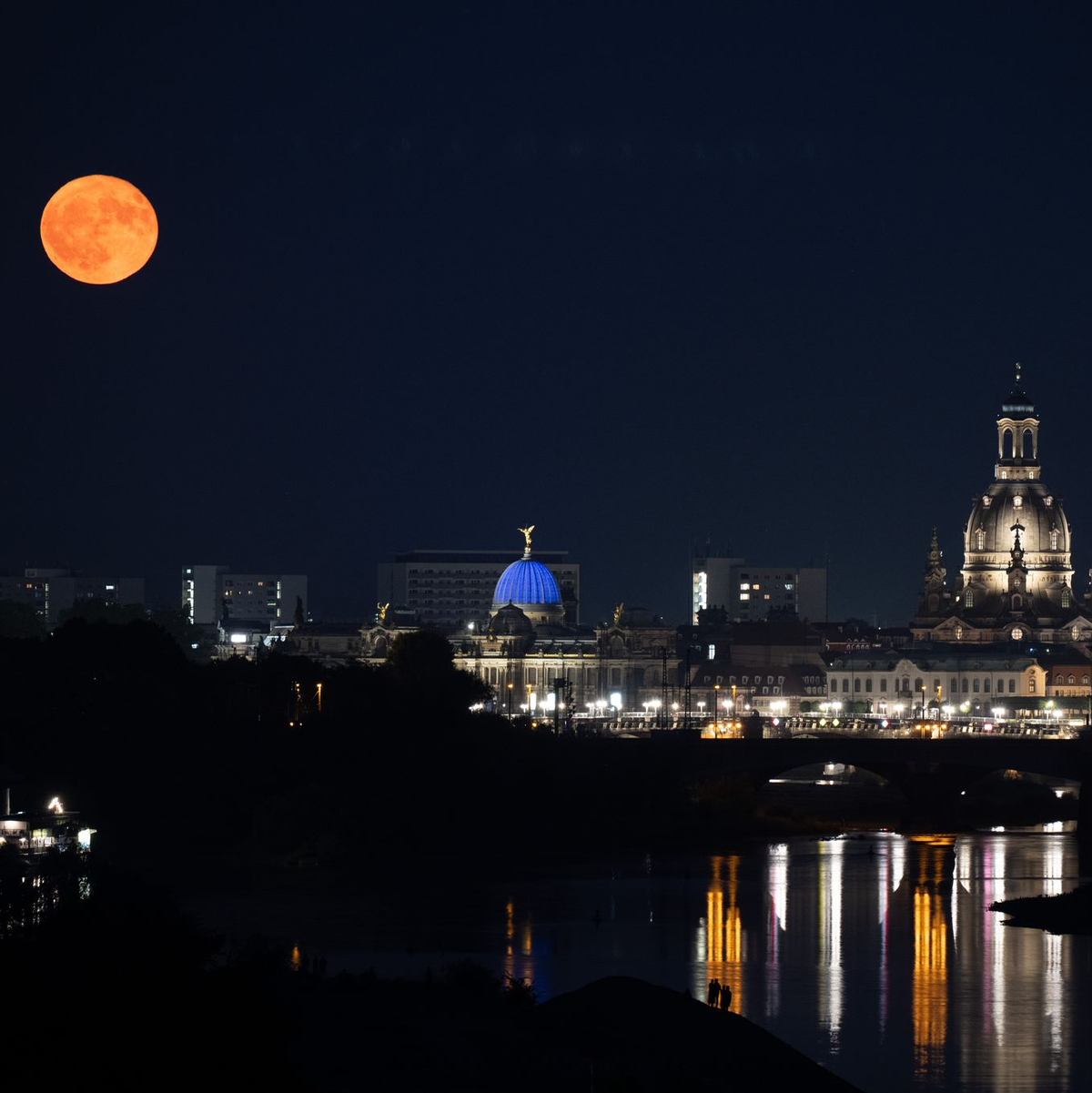Der Erdbeermond über Dresden - Foto: Sebastian Kahnert/dpa