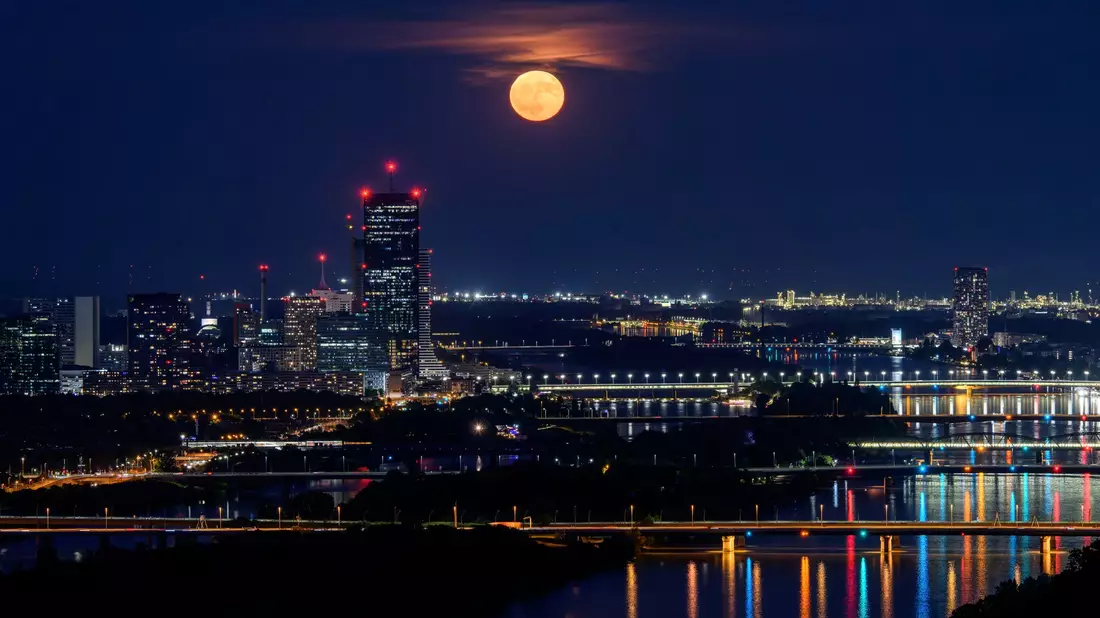 Der Erdbeermond über Wien - Bild: Max Slovencik/APA/dpa