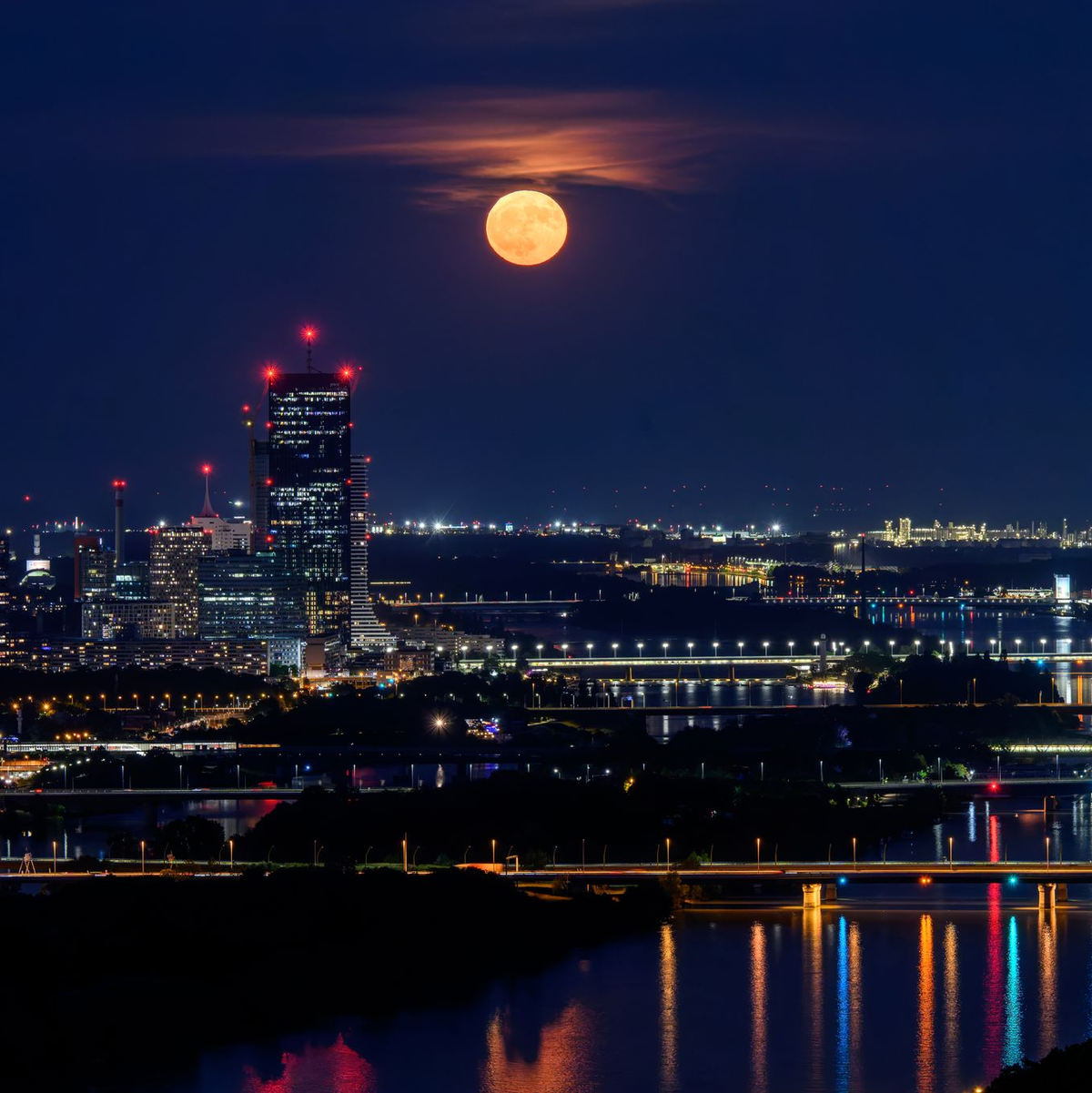 Der Erdbeermond über Wien - Foto: Max Slovencik/APA/dpa