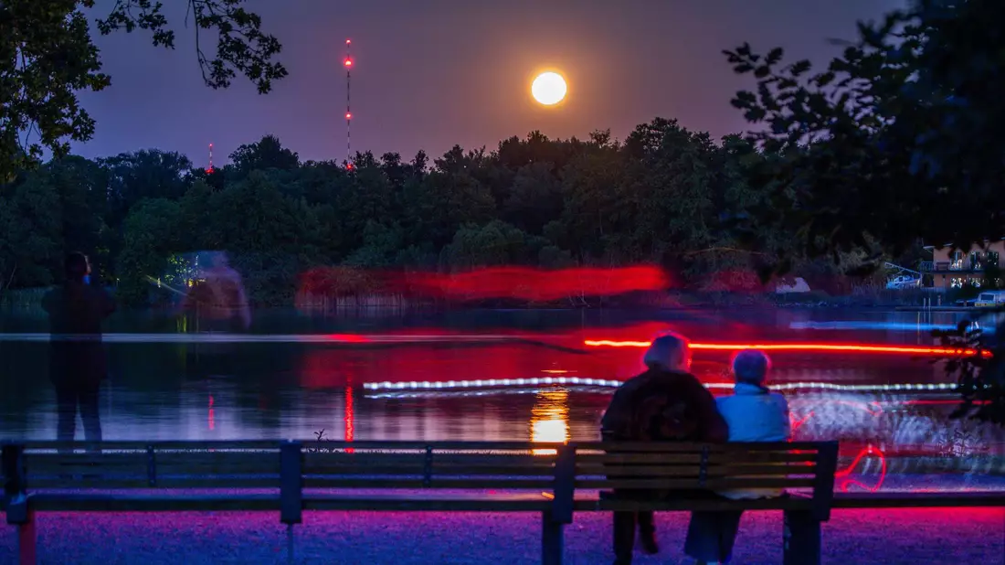 Erdbeermond über dem Schweriner See - Bild: Jens Büttner/dpa