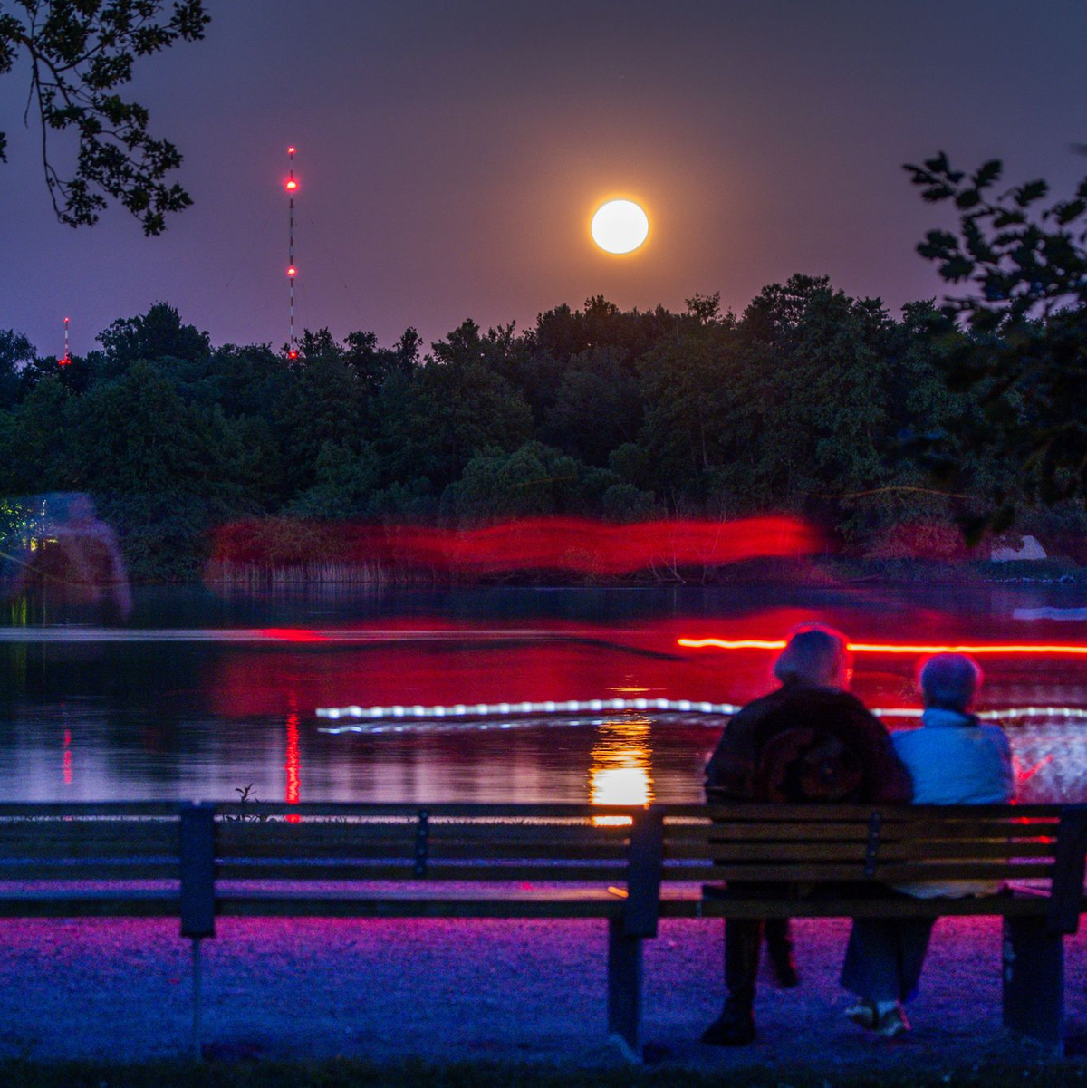 Erdbeermond über dem Schweriner See - Foto: Jens Büttner/dpa