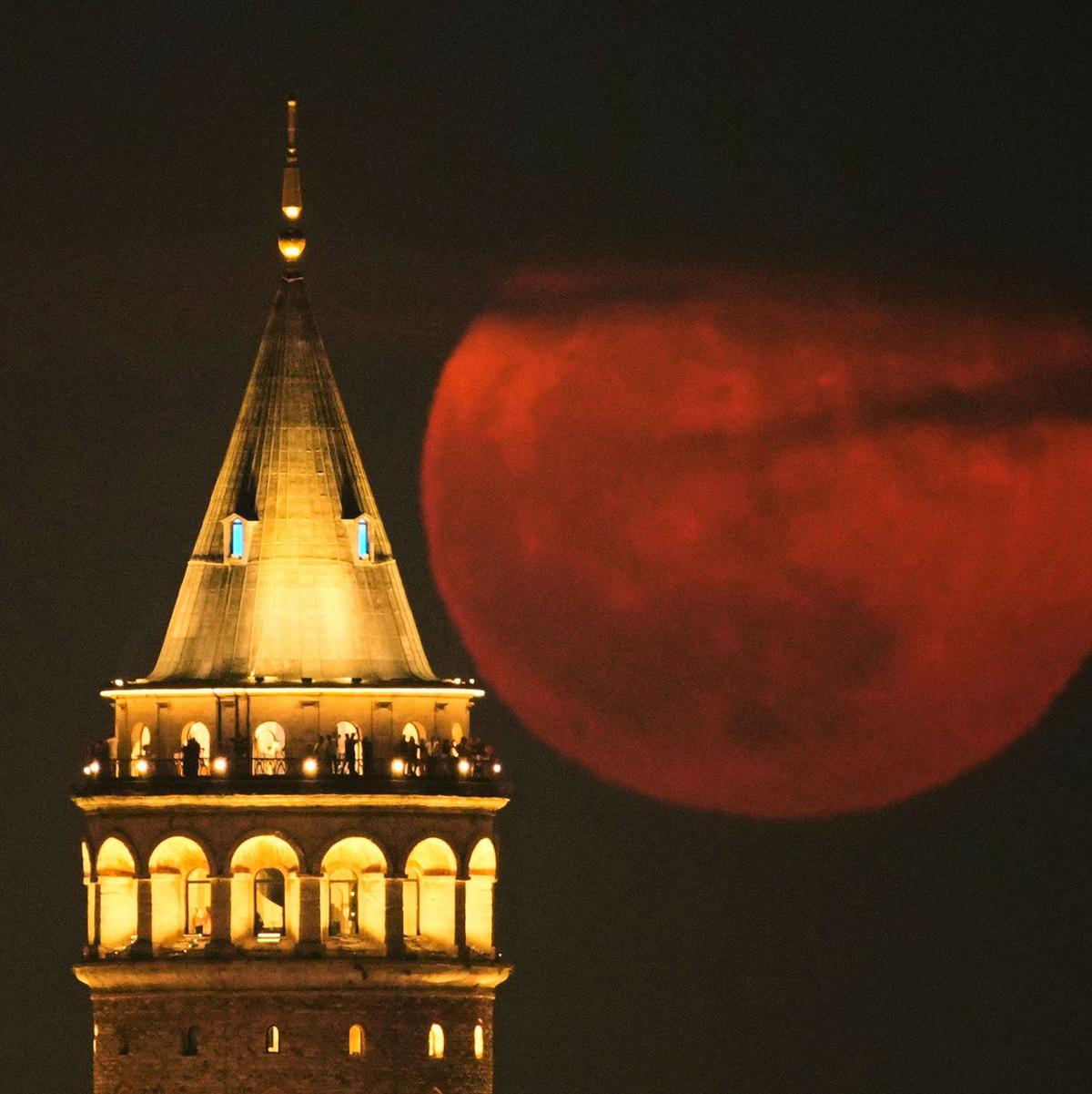 Der Erdbeermond geht hinter dem Galata-Turm in Istanbul auf. - Foto: Emrah Gurel/AP/dpa