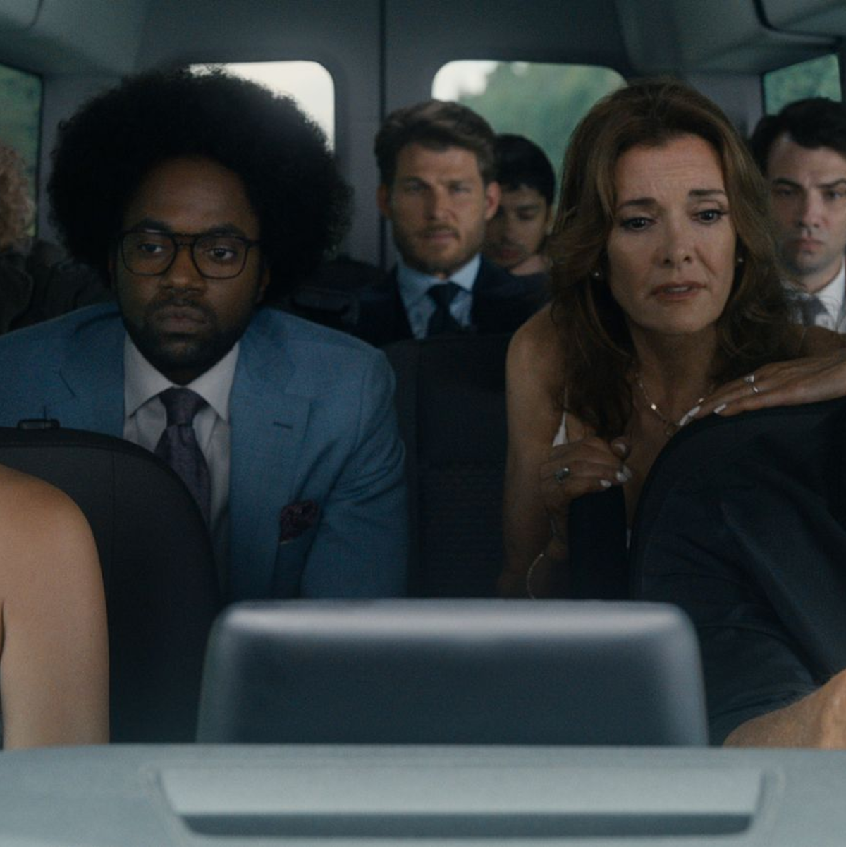 Monica Barbaro (links) als Emma Brunner und Arnold Schwarzenegger (rechts) als Luke Brunner in einer Szene der Serie «Fubar». - Foto: Quelle: Netflix/dpa