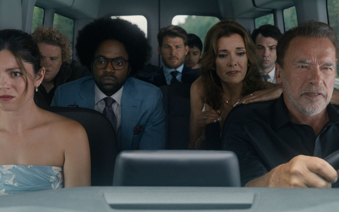 Monica Barbaro (links) als Emma Brunner und Arnold Schwarzenegger (rechts) als Luke Brunner in einer Szene der Serie «Fubar». - Foto: Quelle: Netflix/dpa