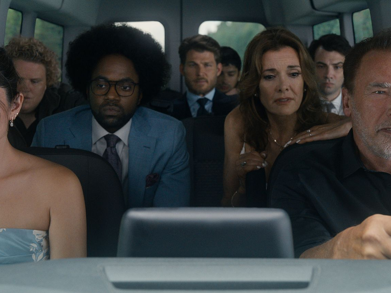 Monica Barbaro (links) als Emma Brunner und Arnold Schwarzenegger (rechts) als Luke Brunner in einer Szene der Serie «Fubar». - Foto: Quelle: Netflix/dpa