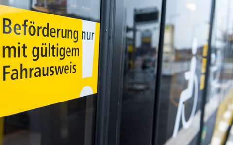 Bislang ist das Fahren ohne gültigen Fahrschein eine Straftat. (Archivbild)  - Foto: Lukas Schulze/dpa