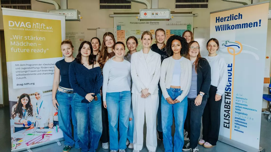 Besuch von Annabell Pohl an Marburger Elisabethschule / DVAG stärkt Chancengleichheit von jungen Frauen - Bild: presseportal.de