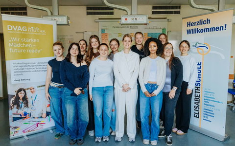 Besuch von Annabell Pohl an Marburger Elisabethschule / DVAG stärkt Chancengleichheit von jungen Frauen - Foto: presseportal.de