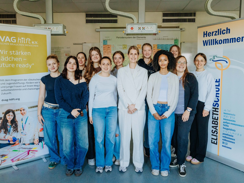 Besuch von Annabell Pohl an Marburger Elisabethschule / DVAG stärkt Chancengleichheit von jungen Frauen - Foto: presseportal.de