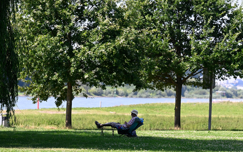 Ein Mann hat sich ein schattiges PlÀtzchen am Ufer des Rheins in Leverkusen gesucht. (Archivbild) - Foto: Roberto Pfeil/dpa Ein Mann hat sich ein schattiges PlÀtzchen am Ufer des Rheins in Leverkusen gesucht. (Archivbild) - Foto: Roberto Pfeil/dpa