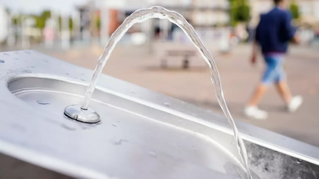Trinkwasserbrunnen wie hier in Mannheim machen die Hitze erträglicher. - Bild: Uwe Anspach/dpa